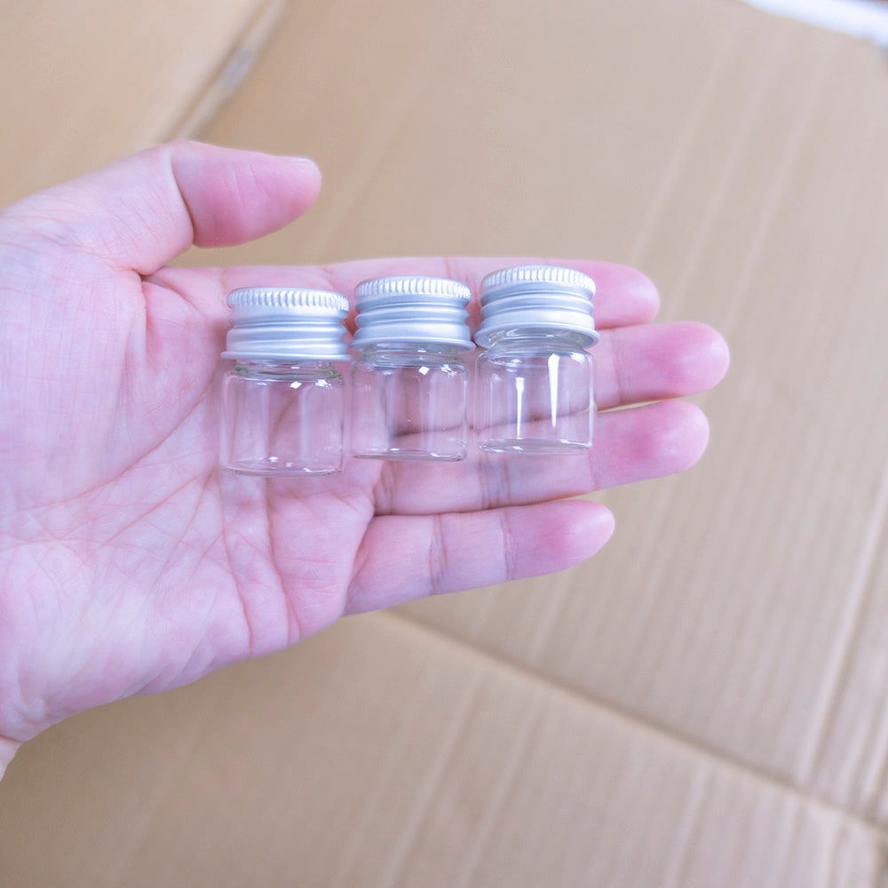 Klare Glasflaschen mit silbernen Kappen