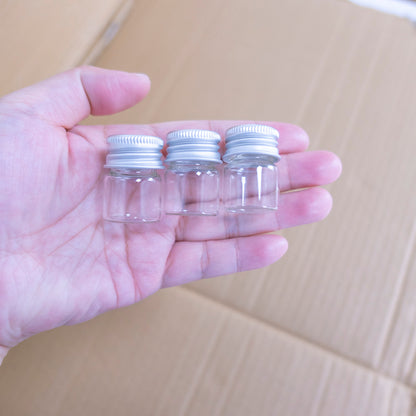 Klare Glasflaschen mit silbernen Kappen