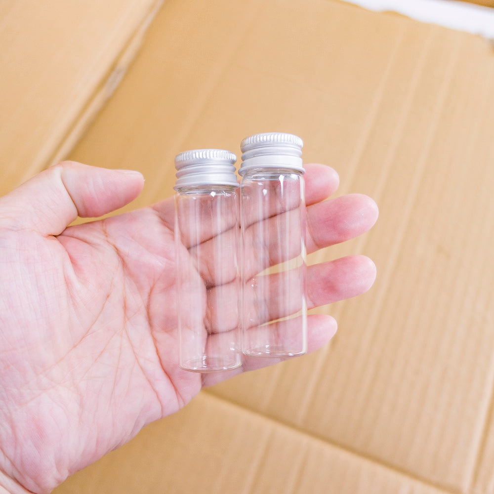 Klare Glasflaschen mit silbernen Kappen