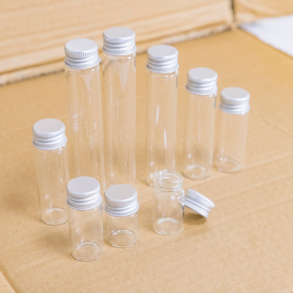 Klare Glasflaschen mit silbernen Kappen