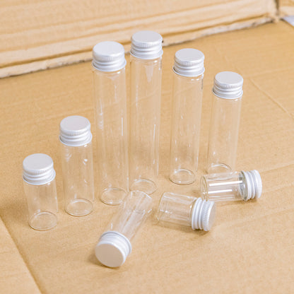 Klare Glasflaschen mit silbernen Kappen